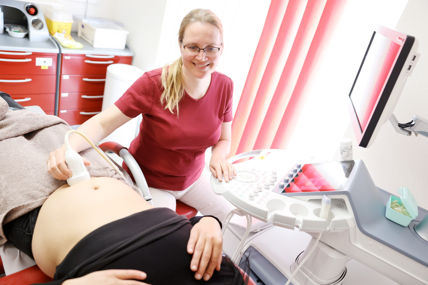 Susann Schneider, Fachärztin für Gynäkologie und Geburtshilfe, bei einer Ultraschalluntersuchung